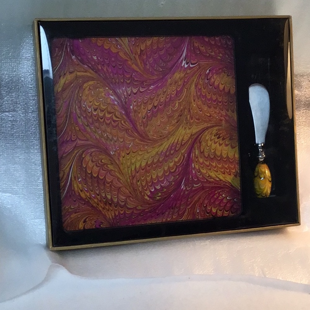 Cheese platter with spreader